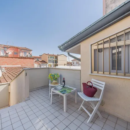 La Mansardina By Interhome 维亚雷焦