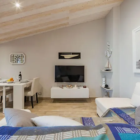 La Mansardina By Interhome Daire