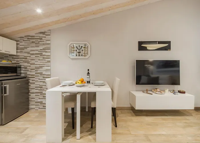 La Mansardina By Interhome * Βιαρέτζιο